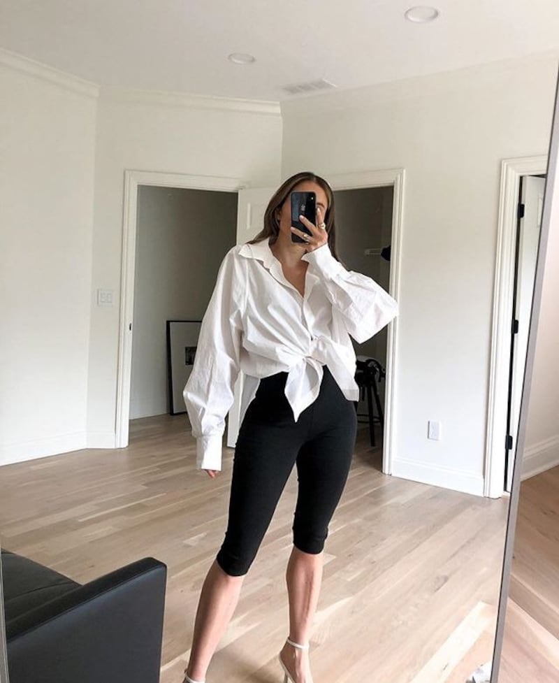 Pantalones capri con camisas blancas.