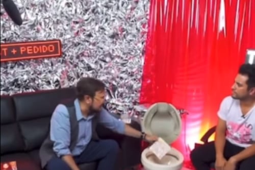 ¿Falta de respeto? Aleks Syntek tira al inodoro disco de Karol G