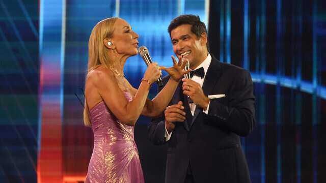 A las 21:22 minutos Karen Doggenweiler hizo su aparición triunfal sobre el escenario de la Quinta Vergara como la flamante animadora del Festival de Viña del Mar 2025.
Y como un hecho inédito en la historia de las 64 ediciones del certamen, fue una mujer quien presentó a su compañero. En este caso, un viejo conocido del festival, su dupla Rafael Araneda. 
“Por primera vez en 64 años una mujer le da el puntapie inicial a este festival, estoy emocionada. Estamos listos para vivir seis noches mágicas", confesó, ante la ovación de los presentes. 
“No voy a estar sola, me va a acompañar un amigo entrañable, un amigo de años”, dijo presentando al animador, también animó Viña los años 2011 y 2018.
Ahí, de un elegante smoking y humitas apareció el “tío conductor”, con su energía y voz característica.
Además, realizaron unos movimientos de baile hasta instalarse frente al escenario, momento cuando el público les pidió el tradicional piquito. 
Araneda pidió permiso de manera simbólica a su esposa Marcela Vacarezza quien estaba en las primeras filas junto a Cristián Sánchez, mientras que Karen bromeó que en este festival iba a ser “la más besada”, puesto que compartirá escenario con José Antonio Neme, Rodrigo Sepúlveda y Francisco Melo. 
Eso sí, Araneda prefirió guardar silencio al respecto, puesto que si ocupara la misma lógica, también tendría que darse piquitos con Tita Ureta y la actriz Pola Volpato.