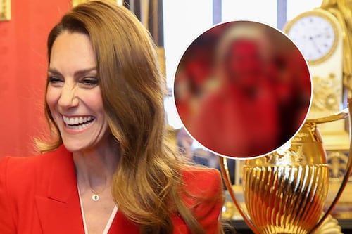 ¡Impactó a todos! Tía de Kate Middleton reaparece con elegante vestido de transparencias: así lució