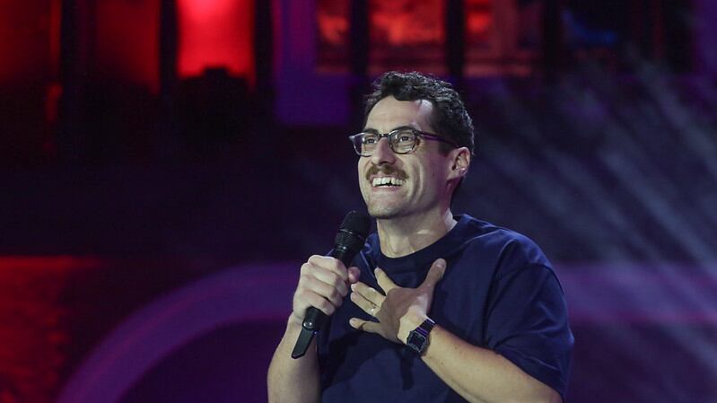 En redes sociales preguntaban si las risas eran grabadas, pero no. Eran reales. La gente en el Patagual sí disfrutó la rutina del comediante Ignacio Socias, a diferencia de lo que manifestaban los televidentes en la aniquiladora red X.
El standapero de 33 años, con look “ñuñoino”, subió al escenario a las 23.36 horas, terminando con aplausos cerrados casi una hora después, a las 00.31 de la noche, luego de un bis donde habló sobre normalizar los pelos en la boca, tras un beso íntimo.
“Yo me lo saco y le digo ‘mi amor, ¿arriba o abajo, pide un deseo’'”, remató sacando carcajadas.
Pero, lo que se vivió en el anfiteatro del Festival del Huaso de Olmué en su edición número 54, no fue lo mismo que manifestaron los cibernautas en redes, quienes dejaron en claro su descontento, sumándose a las críticas como bola de nieve. Socías en tanto, siguió remando su rutina y la sacó adelante, mostrando el oficio de 10 años, casi sin darse por enterado.
Eso sí, sí hubo algunas pifias, pero lo suficientemente escazas como para llegar a sus oídos. Eran como las olas del mar, venían en ciclos de cada cinco minutos.
Fue así como logró sacar adelante una comedia centrada en su familia del campo, las peleas políticas en la sobremesa y las costumbres campestre, marcando un rating de 8.5 puntos, mientras que CHV lideraba con 11.8 puntos, con el debut de Detrás del Muro.
Se ve en Viña
Contento con su rutina, declaró en conferencia de prensa cuál sería su siguiente desafío, asegurando que en un año podría subirse al Festival de Viña del Mar, a puro ñachi, como bromeó en el Patagual.
Ante la pregunta si estaba listo para la Quinta Vergara, reveló que “Sí. En un año. Tengo que trabajar, pero de todas formas. Me encantaría”.