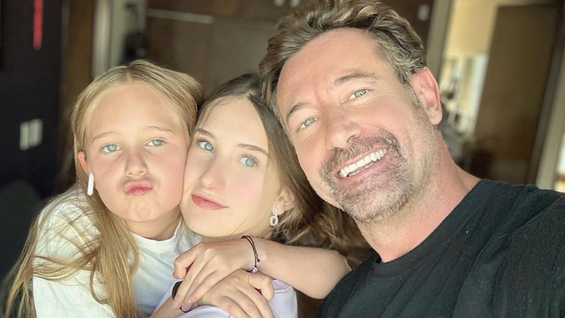 Gabriel Soto y sus hijas.