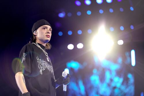 “¿Soy rico o no?”: Peso Pluma presume lujosos relojes tras el Super Bowl