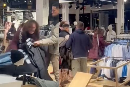 Mujer pierde el control y desata el caos en tienda de ropa