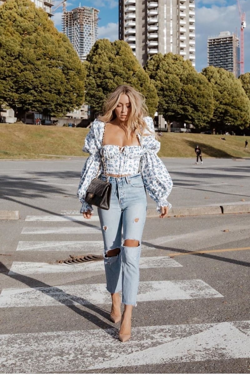 Blusas ‘Bridgerton’ y jeans: la combinación chic y moderna ideal para cualquier momento del año