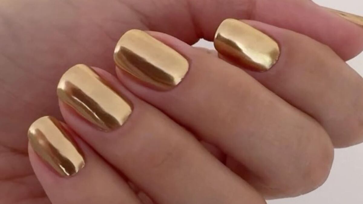 Las 'gold chrome nails' son ideales para llevar en las fiestas de fin de año