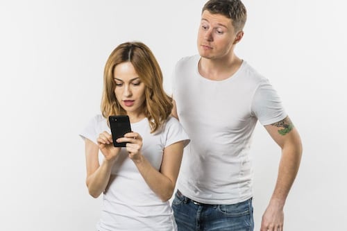 Si tu pareja hace esto cuando le llega un mensaje, la psicología dice que te está ocultando algo