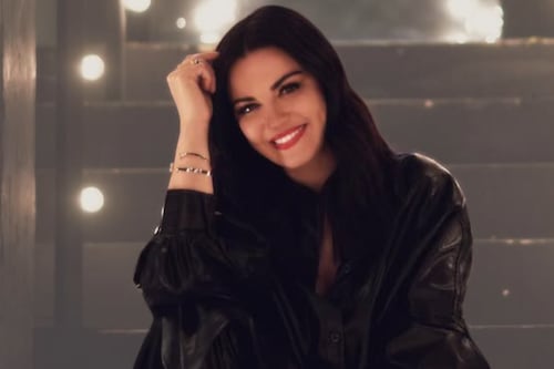 Maite Perroni presume su look más elegante con hermoso vestido azul de túnica y fans le aplauden