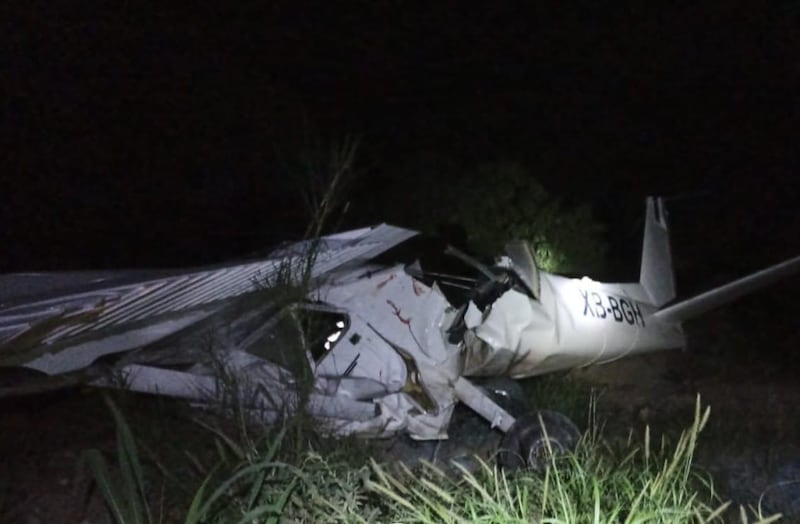 La corporación añadió que sus elementos brindaron apoyo a Fiscalía para ejecutar maniobras y colocar aeronave en zona segura.