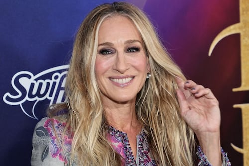 Sarah Jessica Parker prueba que el plateado y el dorado sí se llevan con este look ideal para Año Nuevo