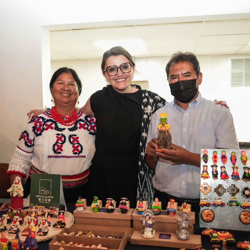 María José Pinto, vicepresidenta del Ecuador junto a artesanos
