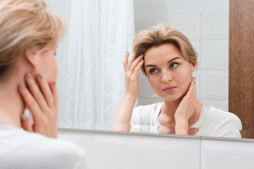 ¡No lo hagas! Los efectos que causa en tu piel tocarte constantemente el rostro (y por qué lo hacemos)