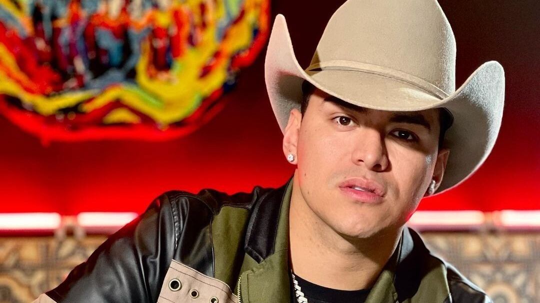 El cantante Yeison Jiménez se grabó sin camisa frente al espejo contando la situación por la que atravesó.