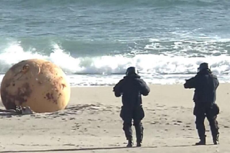 Curiosa bola gigante aparece en Tokio.