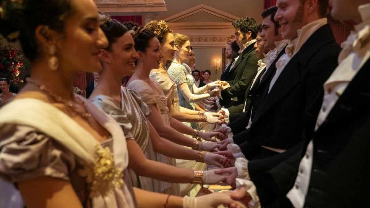 Hannah Dodd y David Mumeni en el episodio 4 de Bridgerton 3