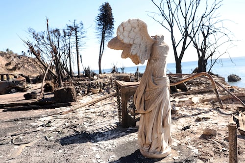 Jennifer López regala parte de su ropa a las víctimas de los incendios en Los Ángeles