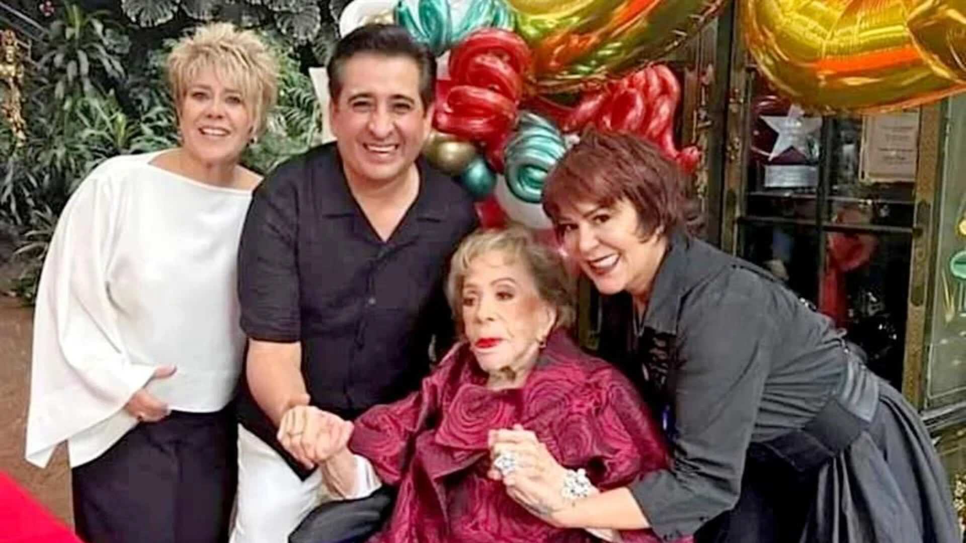 La actriz Silvia Pinal está en un cuadro delicado de salud desde el 21 de noviembre, cuando fue hospitalizada. Su familia ha estado con ella en todo momento.