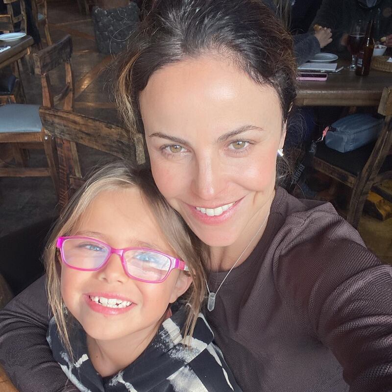 Alejandra Ambrosi junto a su hija, Olivia