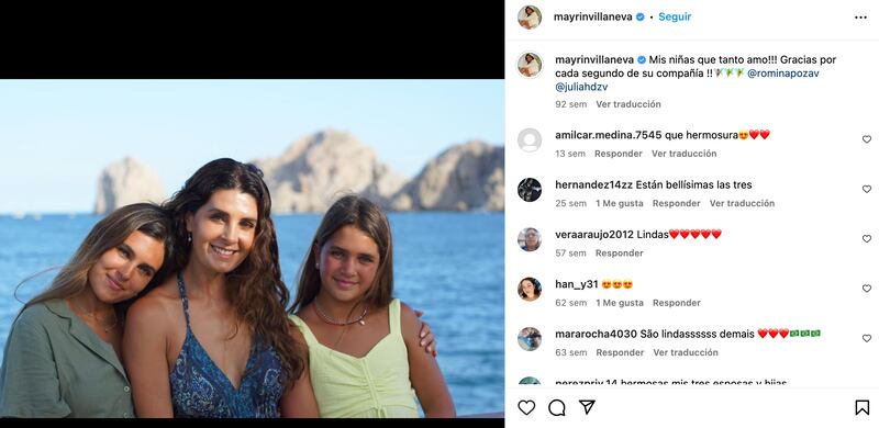 Mayrín Villanueva junto a sus dos hijas Romina y Julia.