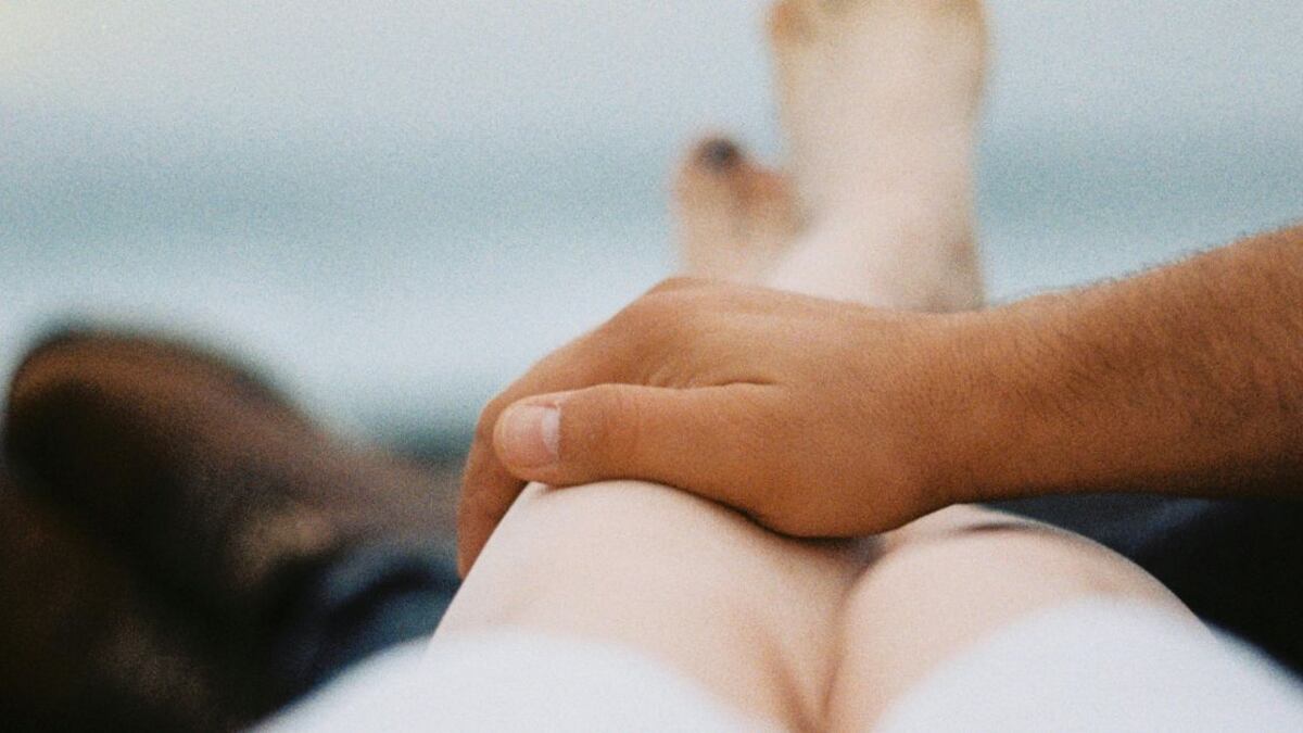 Qué significa cuando un hombre te toca la pierna