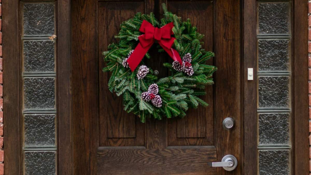 Adornar la puerta en Navidad es una de las grandes tendencias en decoración para este 2024
