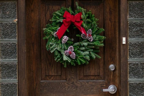 3 ideas sencillas para decorar tu puerta en Navidad: son ideales para avivar el espíritu festivo