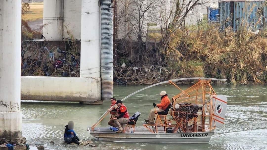 Ecuatoriana varada en Río Bravo junto a su hijos son rescatados.