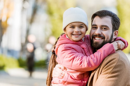 El “Efecto Primogénita”: Los padres con una primera hija tienen hasta un 15% más de probabilidades de apoyar la equidad de género, según investigaciones