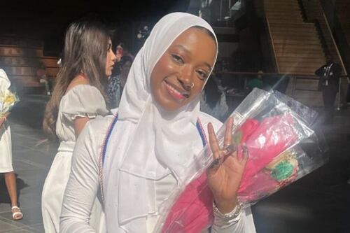 Ella es la estudiante a la que le niegan el diploma por bailar