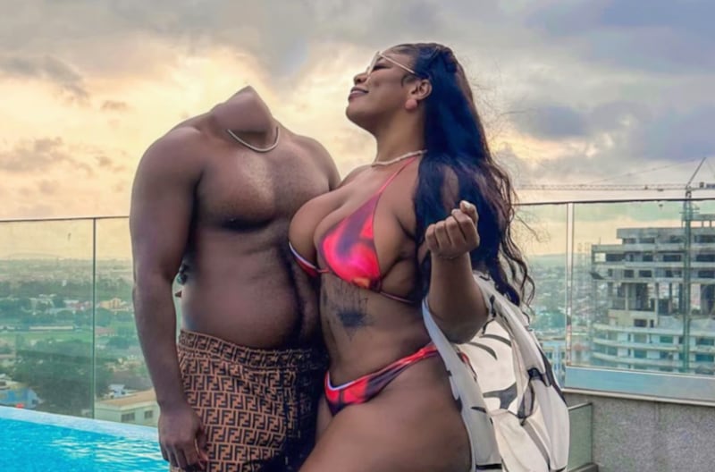 La influencer nigeriana Ashmusy celebró su cumpleaños con su novio… pero ¡le borró la cara en todas las fotos!