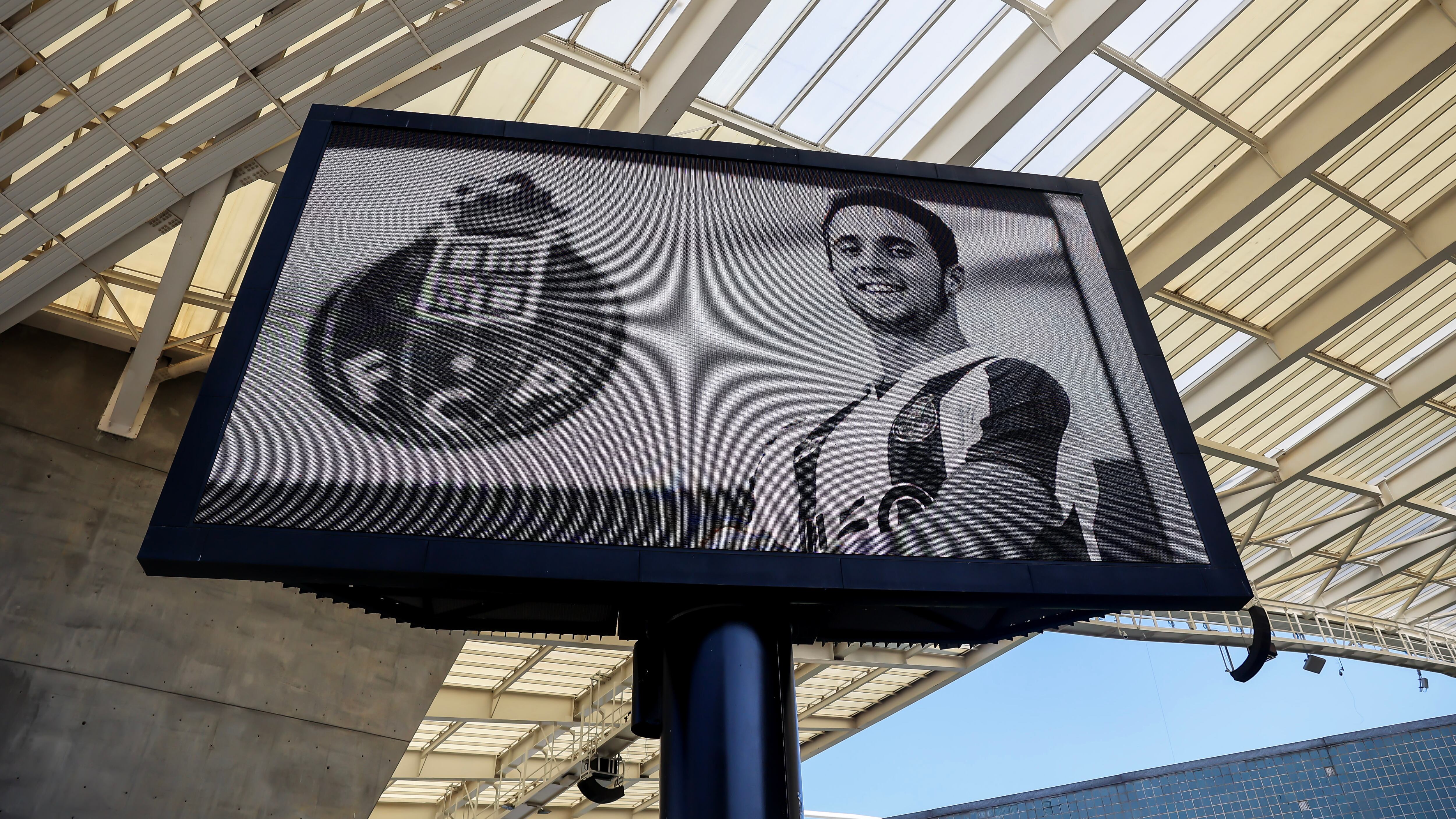 Un homenaje al fallecido futbolista portugués Diogo Jota en una pantalla en el estadio del FC Porto, en Oporto, Portugal.
