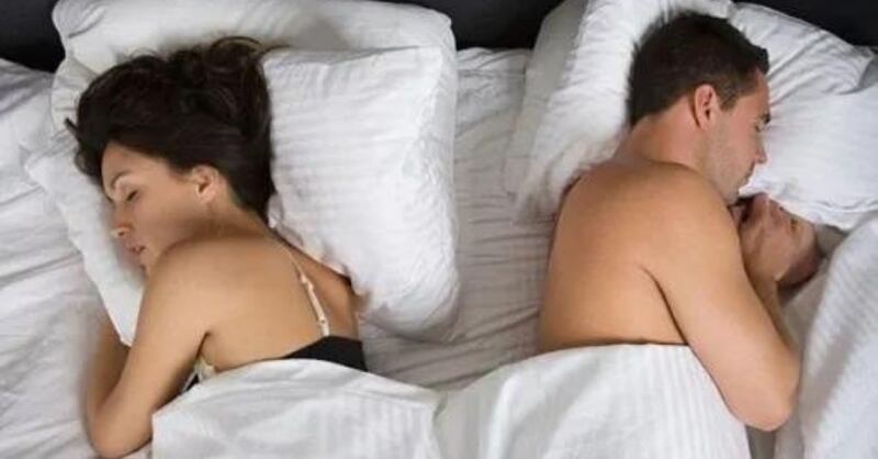 ¿Seguridad y confianza? Esto es lo que dicen los expertos sobre las parejas que duermen dando la espalda