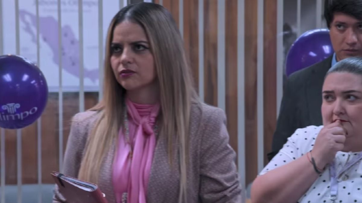 Alexa Zuart da vida a uno de los personajes más comentados de La Oficina.