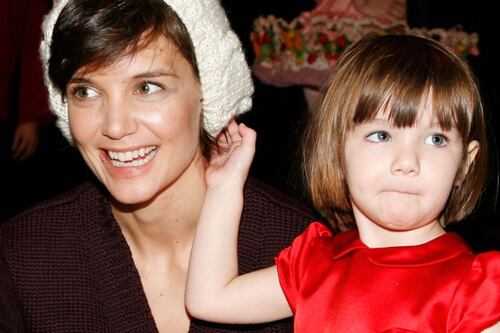 Suri Cruise reaparece mostrando un look sencillo a sus 18, pero este detalle roba la atención