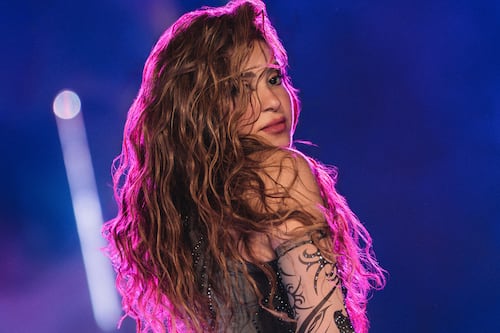 Camarógrafo de Shakira se cayó en el concierto y la reacción de la barranquillera causó polémica