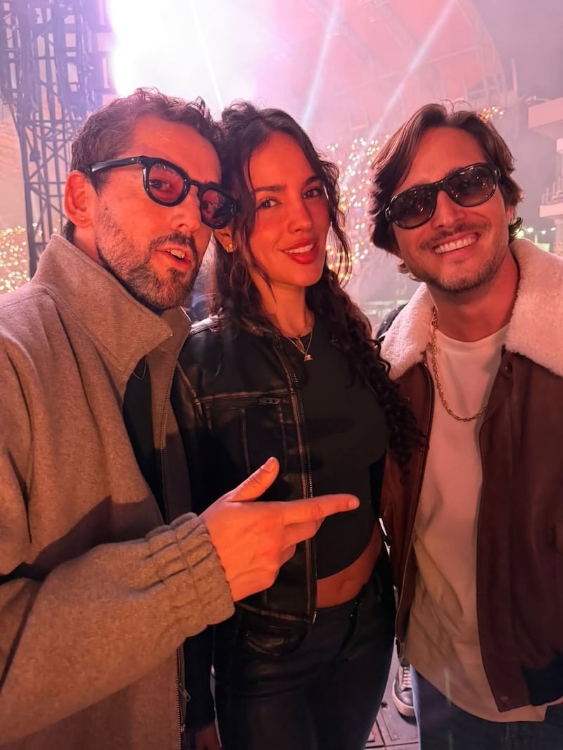Luis Gerardo Méndez, Eiza González y Diego Boneta en el concierto de Bad Bunny