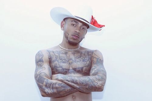 Ozuna sorprende en la semana de la moda en París con su estilo innovador