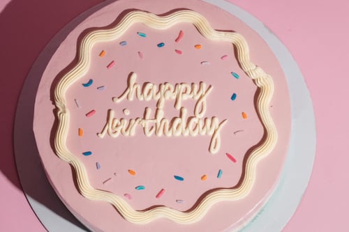 ¡Adiós pastel vintage! La tendencia de cumpleaños “joya” que está capturando al internet