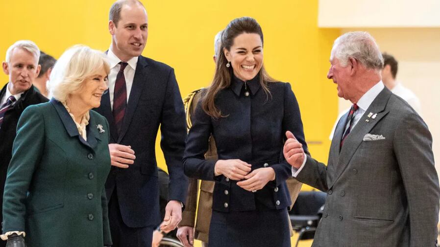 O Rei Charles III na companhia da Rainha Camilla, do Príncipe William e da Princesa Kate Middleton — Foto: Getty Images