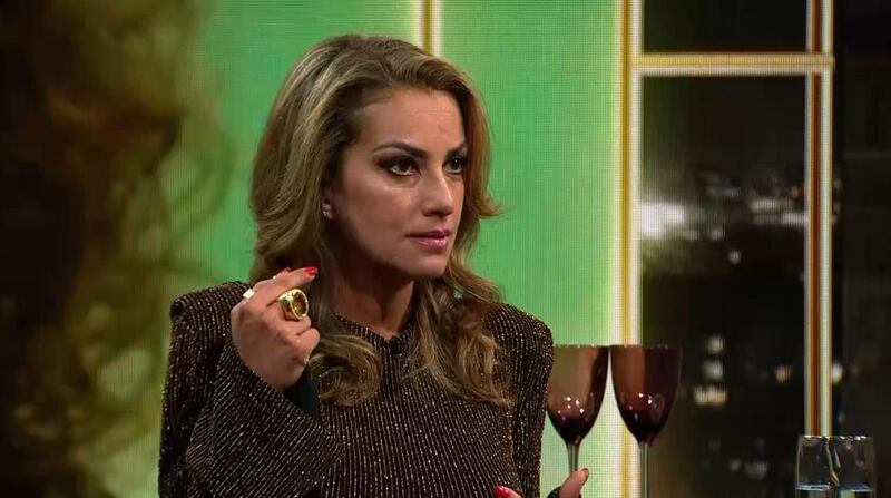 periodista Titi Ahubert, quien por estos días vive con el fantasma del desalojo luego que saliera a remate la vivienda que compartía con su marido Daniel Sauer, quien se encuentra hace casi un año privado de libertad por el bullado caso Factop.
Fue en la primera estación donde Ahubert se refirió a su actual estado de salud, el cual, debido al mal momento económico y familiar que está viviendo, comentó que está pesando 44 kilos.
“Estoy muy estresada y así es muy difícil mantener un peso estable”, manifestó, agregando que incluso vivió un momento extremo en la vía pública debido a su estado de salud.
“Me desmayé en la calle... Estaba con uno de mis amigos, íbamos a comprar el uniforme escolar de mi hija y me desmayé”, relató en el capítulo que saldrá emitido esta noche, al cual tuvo acceso Publimetro como adelanto.
“Hay momentos que no como, que se me olvida, se me va. No es mi prioridad, mi prioridad son mis hijos”.