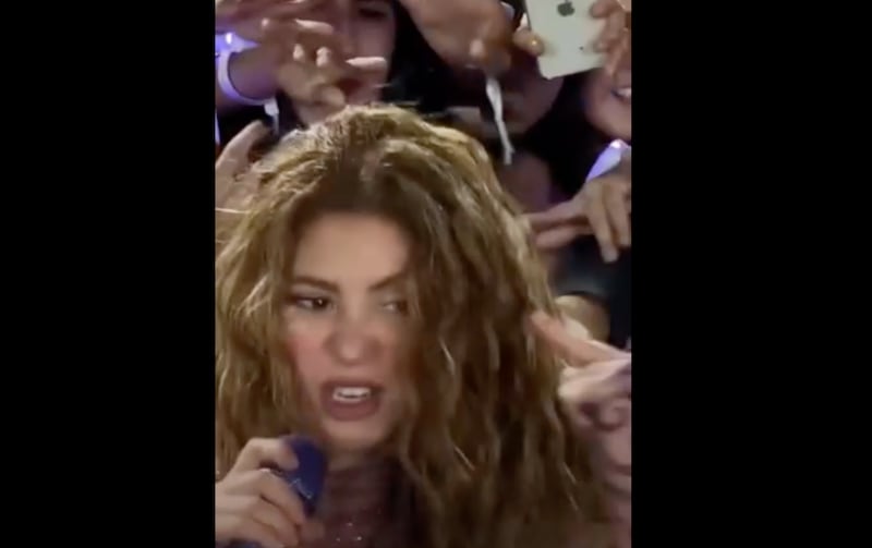 El incómodo momento que vivió Shakira durante su concierto en Chile