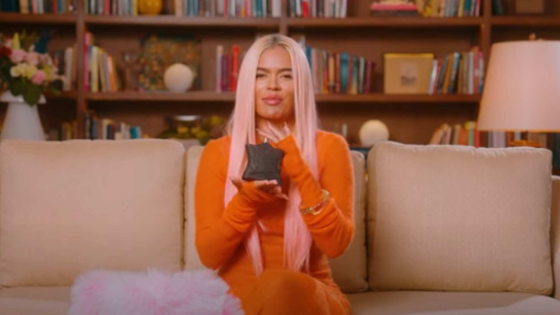 Karol G tapa con cinta aislante el perfume que no puede faltar en su bolso, pero descubrieron que se trata de la fragancia unisex Bond 9 Bleecker Street.