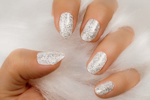 ¿Adiós francés? Las uñas ‘nube’ son el diseño en tendencia que grita sofisticación y pureza