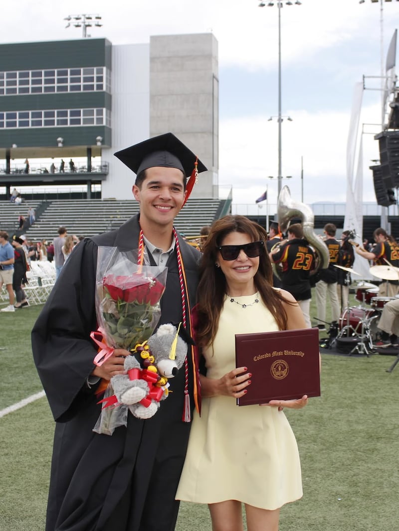 Itatí Cantoral celebra la graduación de su hijo Roberto