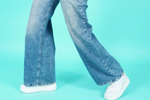 ¡Ni culotte, ni acampanados! Estos son los jeans que serán furor en 2026: estilizan y quedan con todo