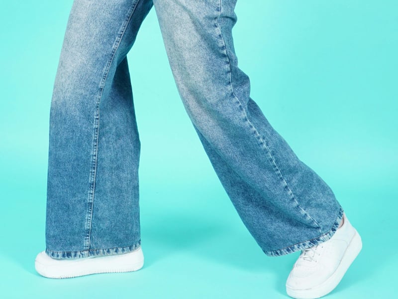 ¡Ni culotte, ni acampanados! Estos son los jeans que serán furor en 2026: estilizan y quedan con todo