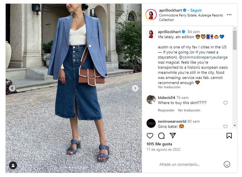 La combinación de falda de mezclilla con sandalias es básica de la primavera-verano