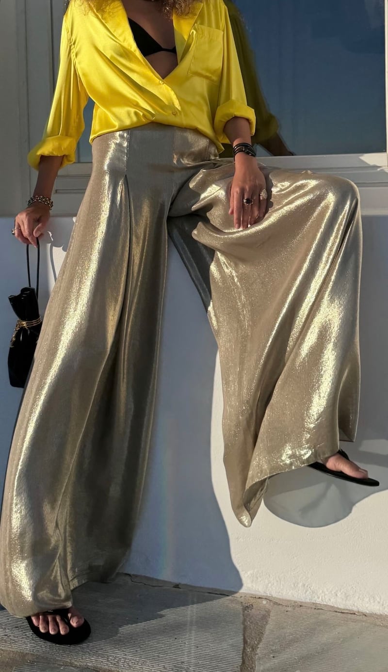 ¡Adiós mezclilla! Los pantalones de ‘satín’ prometen comodidad y elegancia en tu look