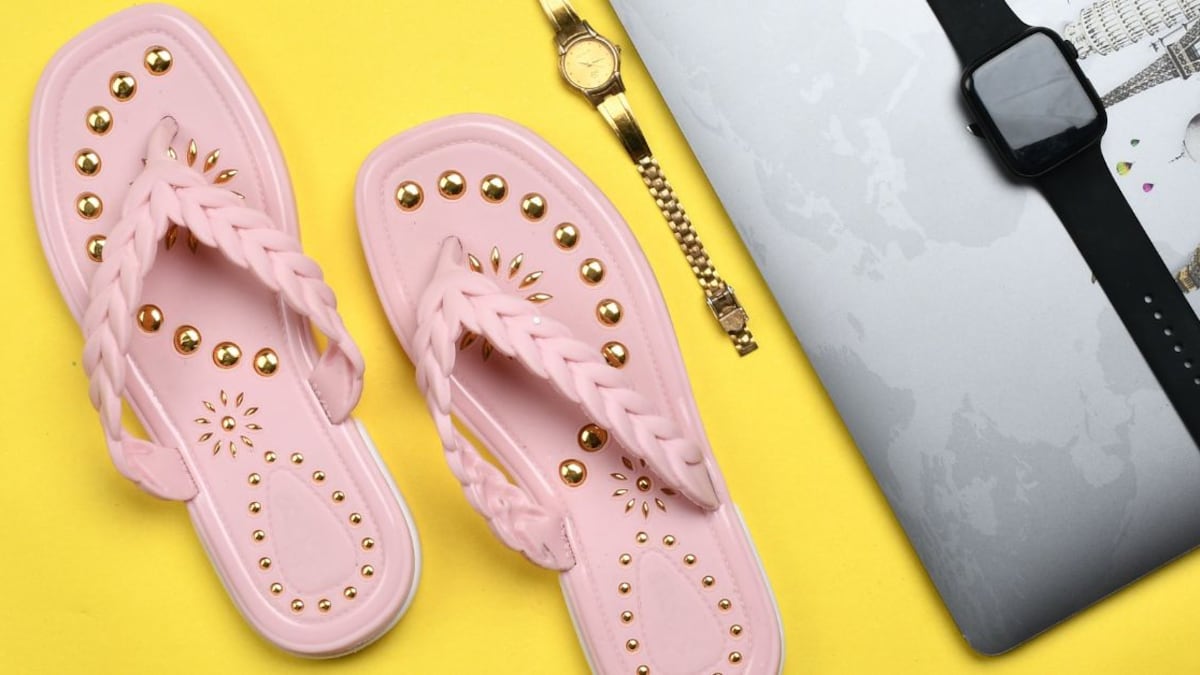La casa de moda francesa, Chanel, augura el éxito de las sandalias y las propone como el siguiente calzado de lujo.