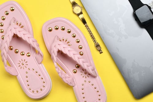 Usar ‘chanclas’ será lo más elegante de la temporada ¡Famosa marca de moda lo viralizó!